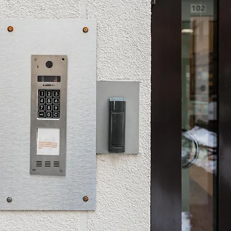 Urban Studio, Close To Everything