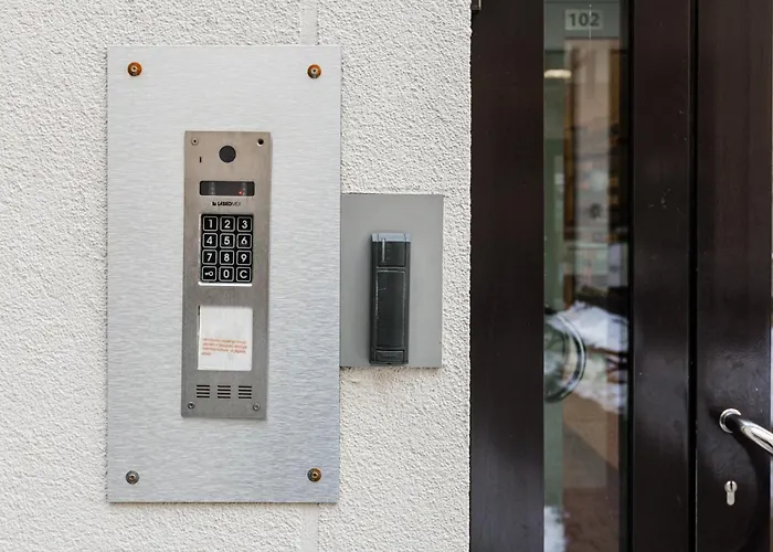 Urban Studio, Close To Everything